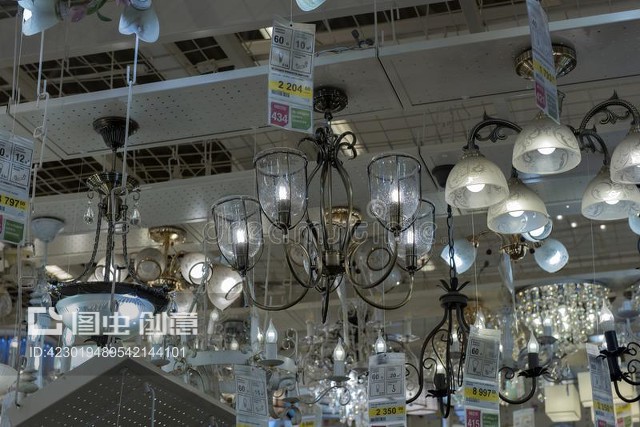 光影艺术 探索商店内的灯具展示与销售